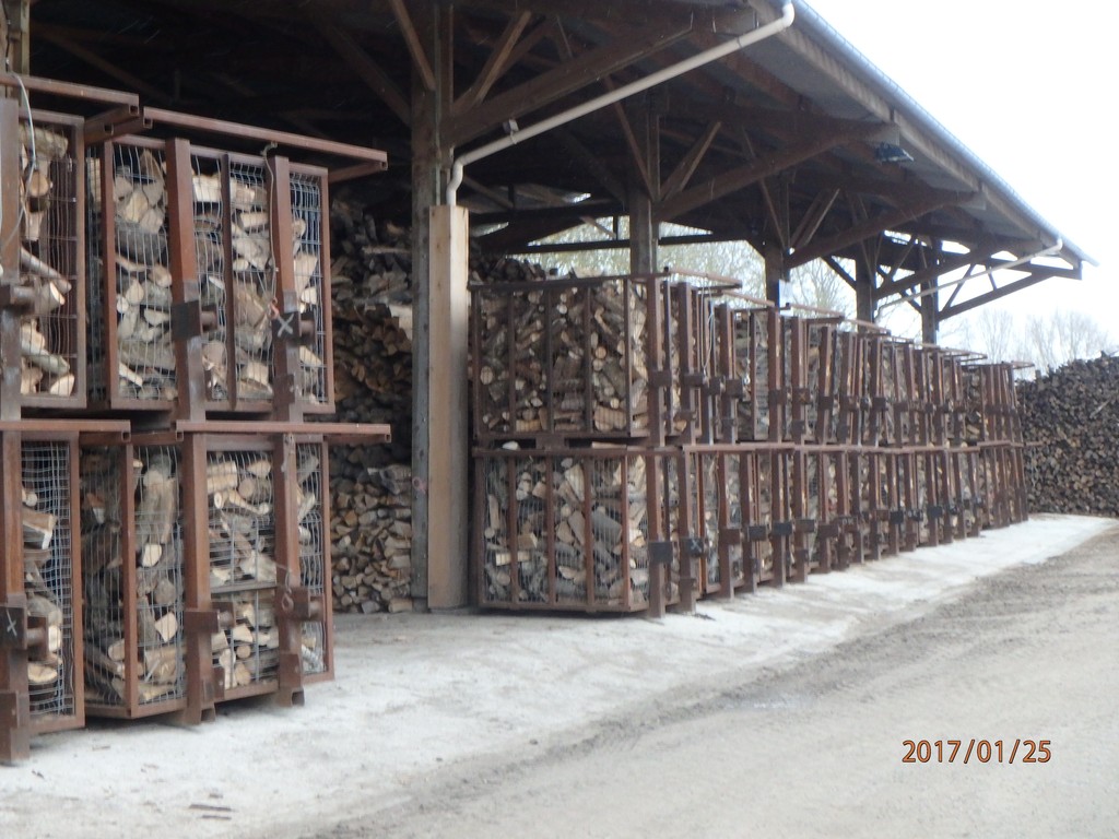 des casiers de stères de bois en dimension 25, 33 ou 50 sont prêt pour la livraison